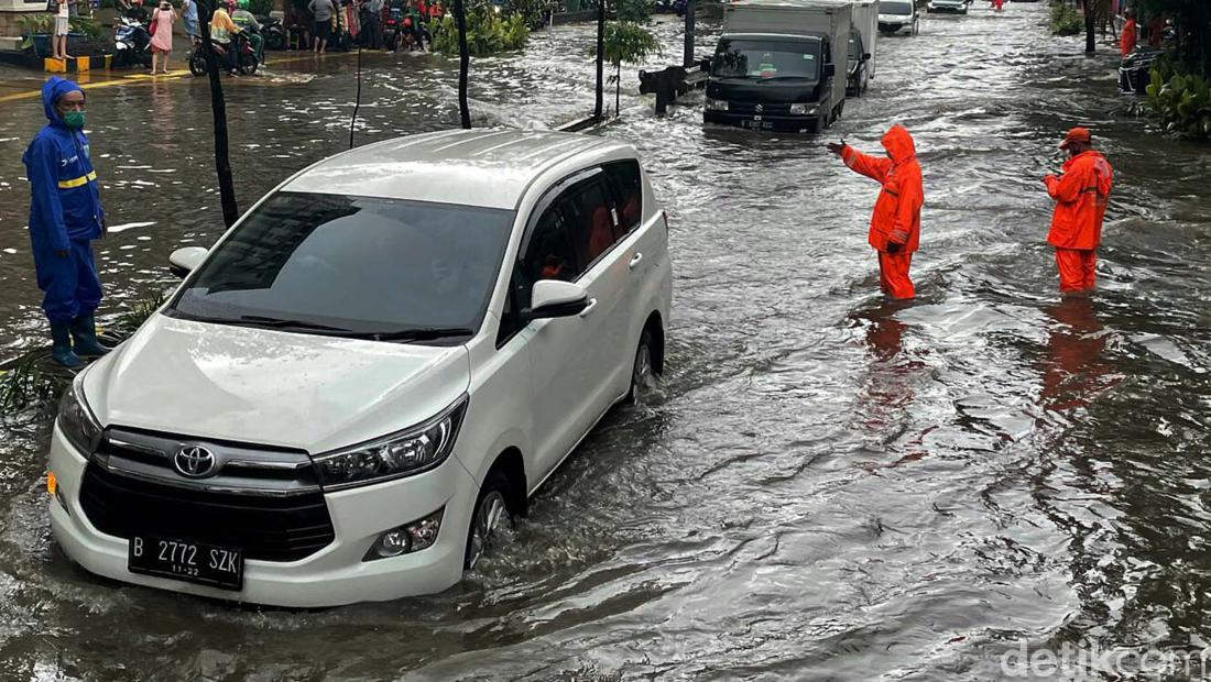 Bertambah Lagi Titik Banjir Di Jakarta Hari Ini, Tinggi Air Ada Yang 1 ...