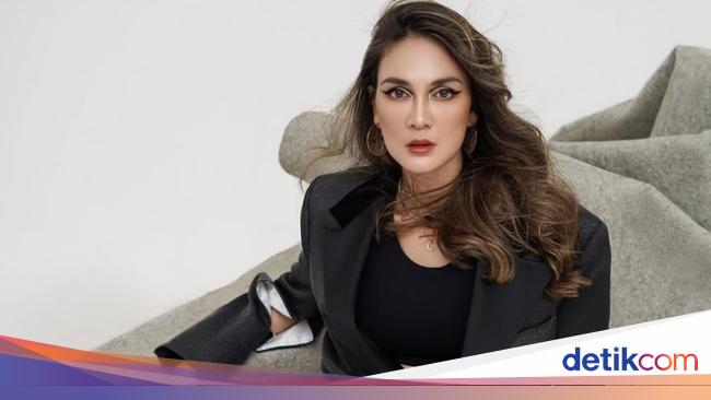 Luna Maya’s Confession is Married and Has Children