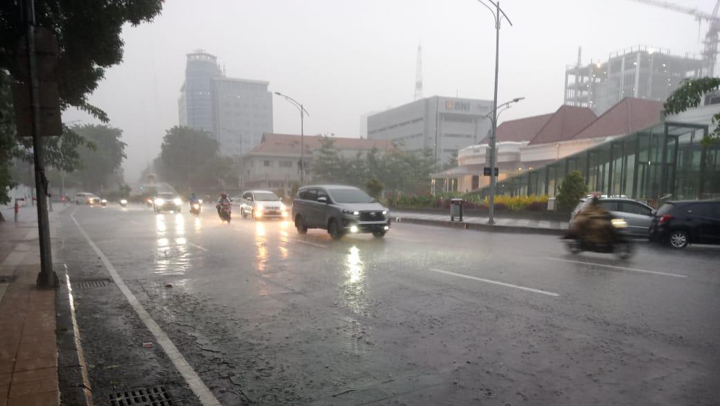 Waspada, Hampir Seluruh Surabaya Diguyur Hujan Deras Disertai Angin Kencang