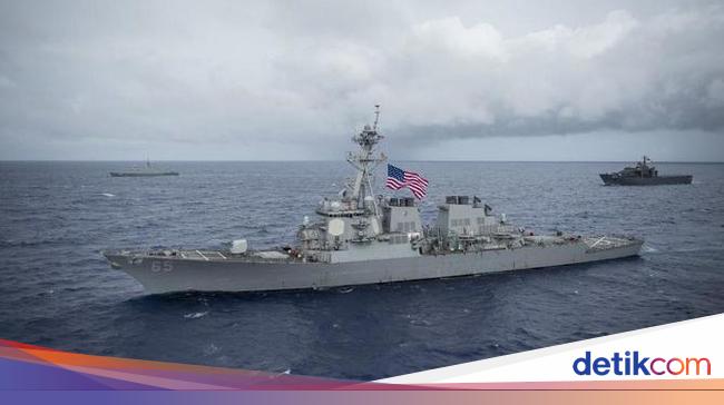 China Expels US Warship Sailing in the South China Sea