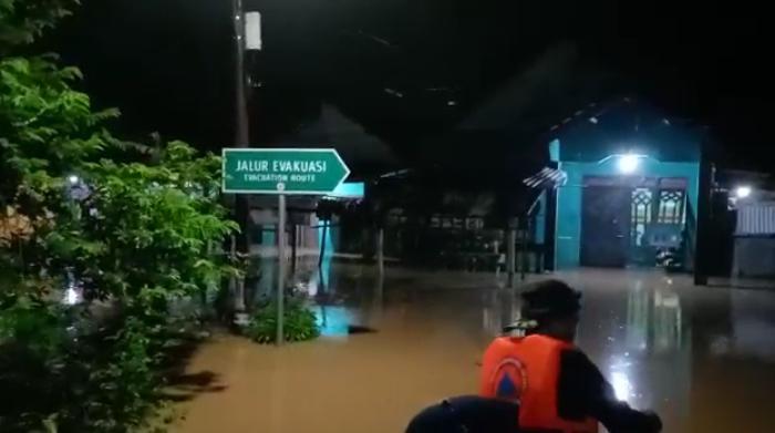 Banjir Rendam 145 Rumah Di Jombang Setinggi 2 Meter, Puluhan Warga ...