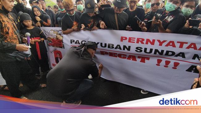 Urge for Arteria to be fired, Demonstrators in Cianjur Threaten to Boycott PDIP in Elections