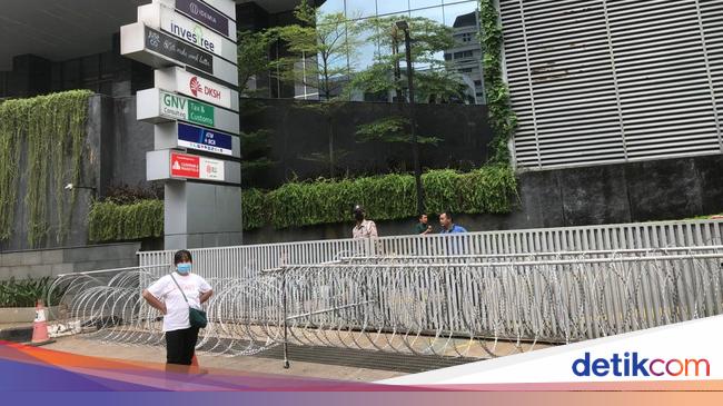 After being crushed by Unit Link customers, the AIA Building Fence Installed Barbed Wire