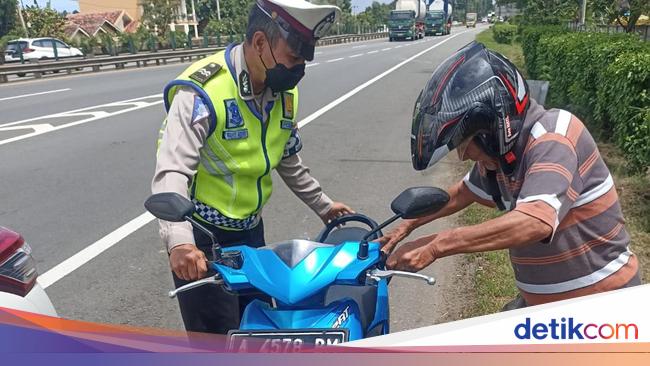 Kendarai Motor Masuk Tol Merak, Kakek Suroso Diamankan Polisi - detikNews