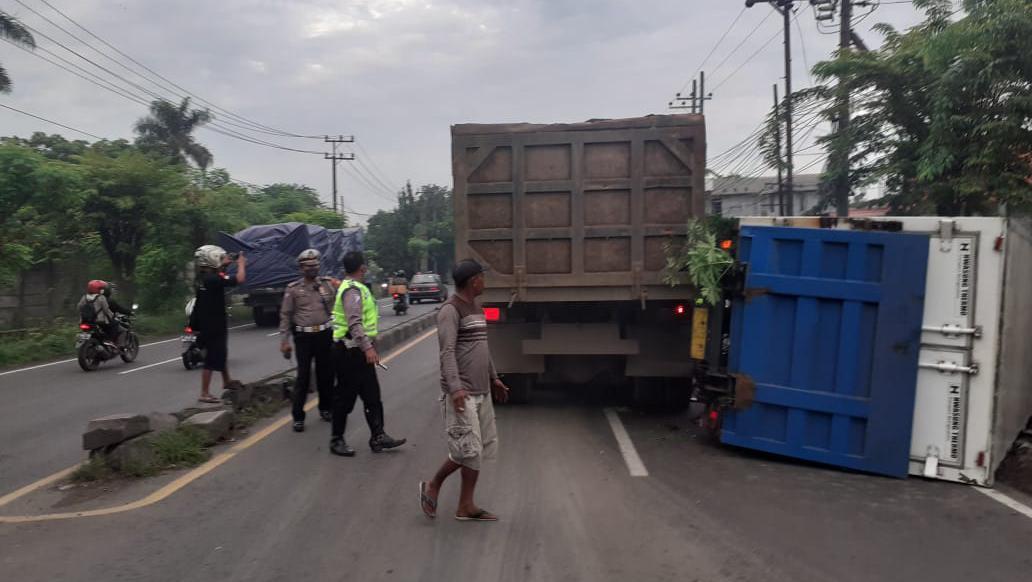 Truk Muat Sayur Terguling Di Raya Trosobo Sidoarjo Diduga Sopir Ngantuk