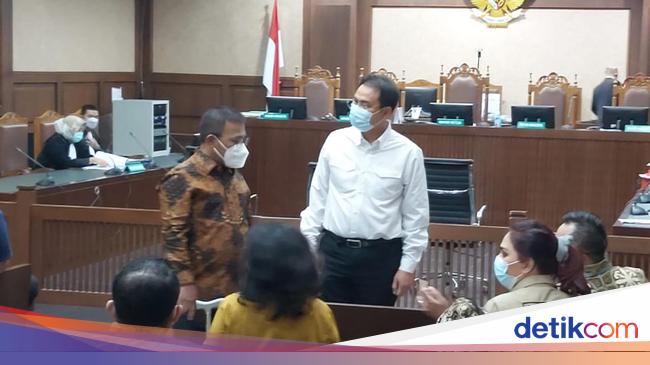 Sambangi Pengadilan Masinton Pasaribu Beri Dukungan Ke Azis Syamsuddin