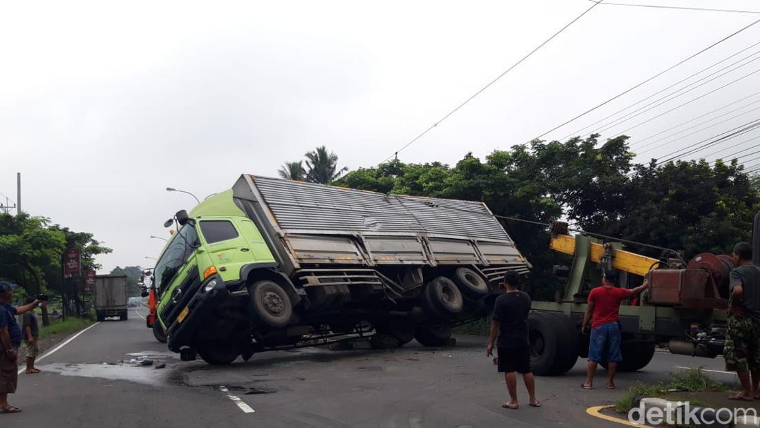 Truk Trailer Vs Tronton Boyolali, Arus Lalin Dari Arah Semarang Disetop