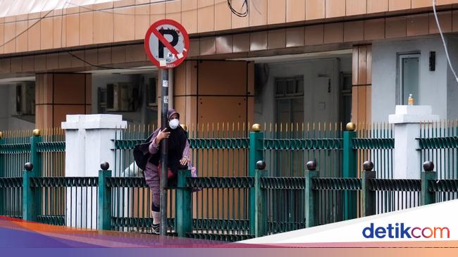 Pagar Stasiun Cikini Sering Dilompati, KAI Ogah Bongkar