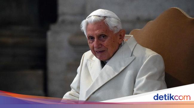 Pope Francis invites prayers for the gravely ill Pope Emeritus Benedict