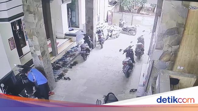 Pria Bertopi Gagal Curi Motor Di Masjid Depok Aksinya Terekam Cctv