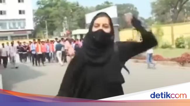 Facts Salman Khan and Aamir Khan Give Rp9 M to a Girl Wearing Hijab Who Shouts Takbir