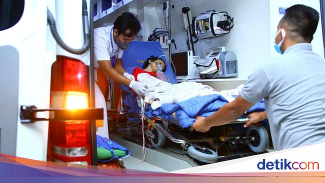 Assisted by the National Police Chief, Sinta, a child with a bone tumor, arrives at the East Jakarta Police Hospital