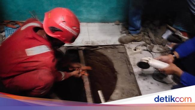 The Story of Firefighters Evacuating the Body of a Man in a Well whose Wife Died in Bogor