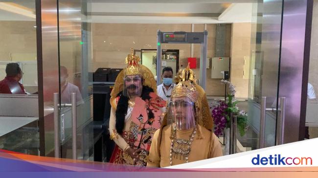 Berkostum Lakon Wayang, Pepadi ke Bareskrim untuk Laporkan Khalid ...