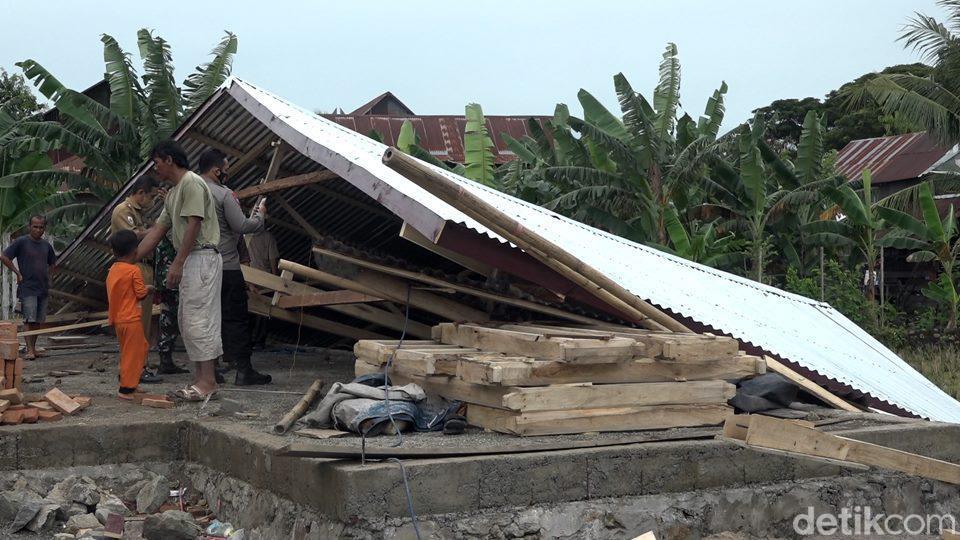 Diterjang Angin Kencang Akibat Cuaca Buruk, Rumah Warga Di Polman Ambruk