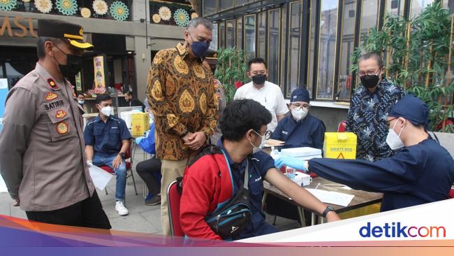 LPCK Jokowi Buka Vaksinasi Booster di Kawasan Industri Lippo Cikarang