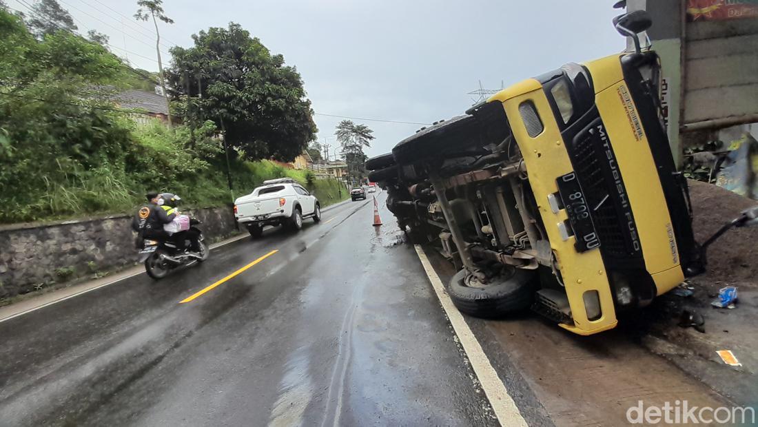 Truk Muatan Pasir Terguling Di Kawasan Pamulihan