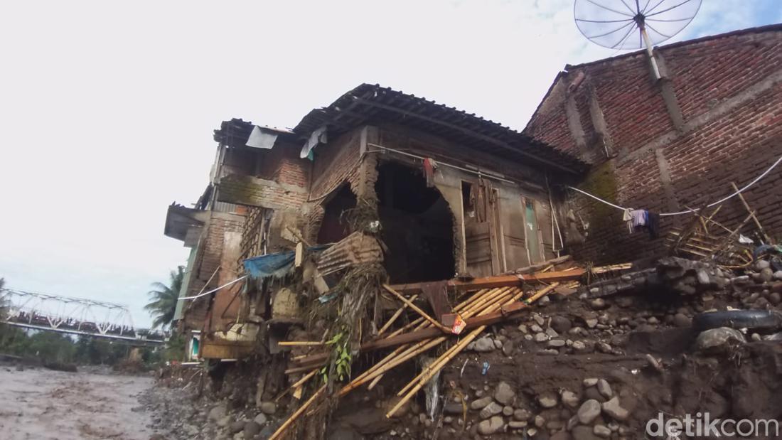 Banjir Bandang Di Brebes: 70 Rumah Rusak, 10 Di Antaranya Hanyut