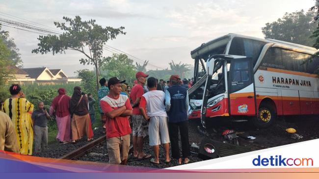 Bus Hit by Train in Tulungagung, 4 People Died