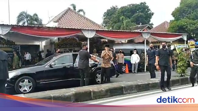 President Jokowi Arrives at Pakde Miyono’s Funeral Home