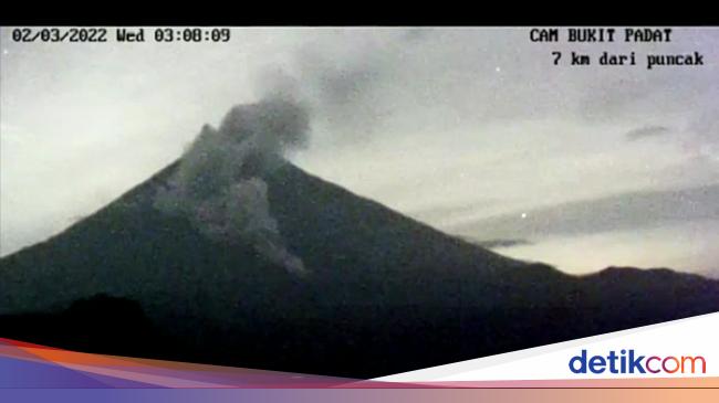 Gunung Semeru Kembali Luncurkan Awan Panas Sejauh 4 Km