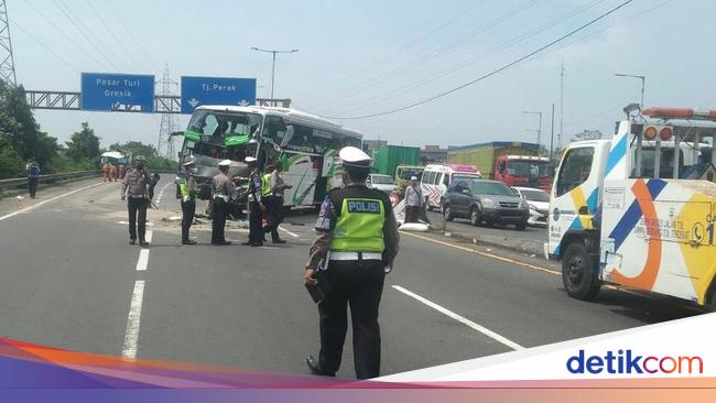 Passengers Seize Bus Steering and Crash Trucks on Dupak Toll Road Allegedly Depressed