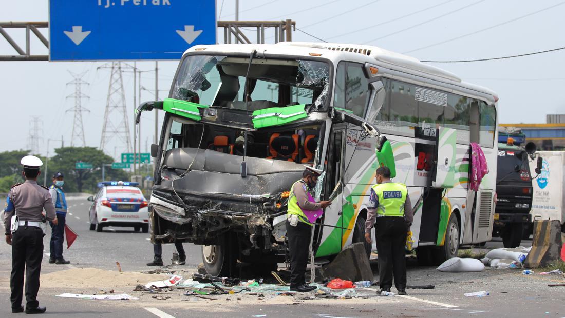 Tabrakan Maut Truk Vs Bus Di Tol Dupak Jatim Karena Penumpang Rebut Kemudi