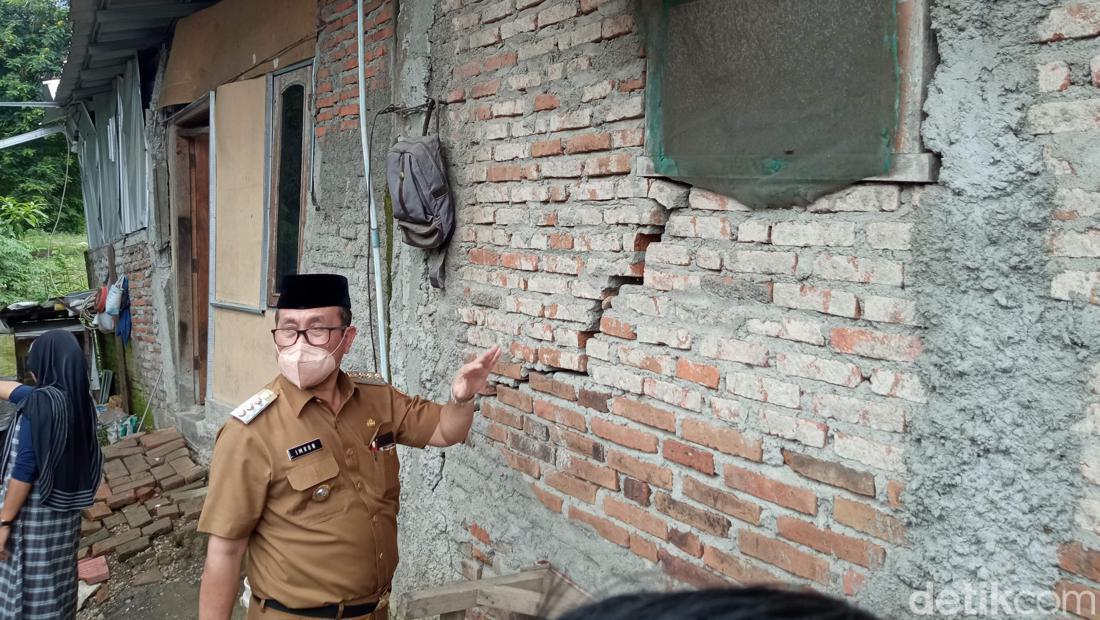 6 Rumah Rusak Akibat Tanah Bergerak Di Ciwaringin