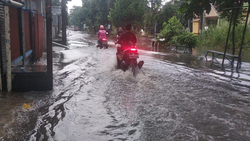 Saluran Tersumbat Sampah, Rawalumbu Bekasi Tergenang Air 20 Cm