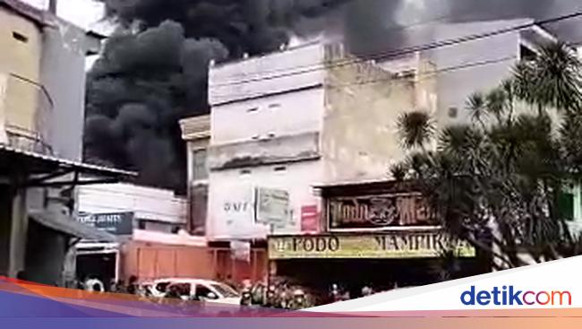 Shoe factory in Sidoarjo catches fire, thick black smoke rises high