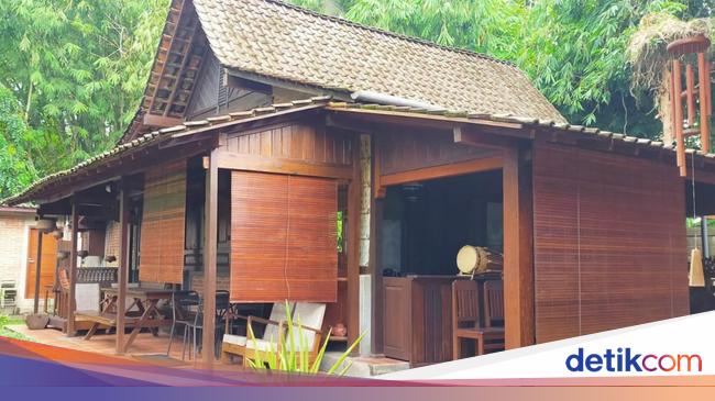 Rumah adat Jawa di sekitar Goa Terawang