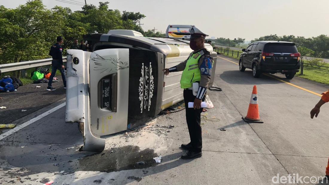 Kronologi Kecelakaan Beruntun 2 Minibus-Bus Di Tol Sumo Sebabkan 16 ...