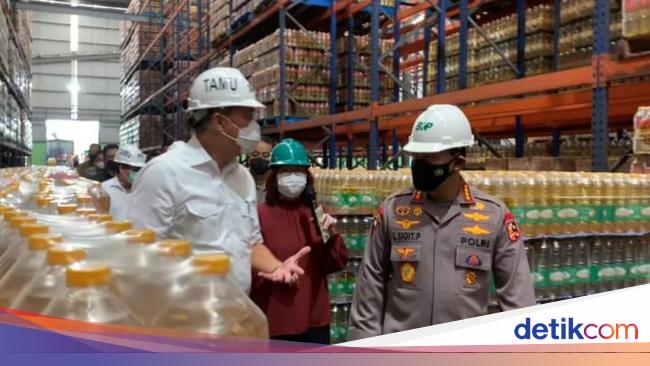 The Chief of the National Police and the Minister of Trade Check the Cooking Oil Factory in Jakarta, these are the findings