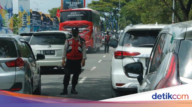 Foto: Jalanan Sekitar Bandara Lombok Menuju Sirkuit Mandalika Macet Pol