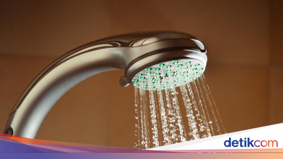Shower perlu dibersihkan rutin agar tidak tersumbat. Ini tips dan frekuensi pembersihan untuk jaga kebersihan dan fungsi shower!