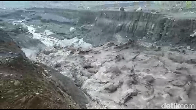 Banjir Lahar Dingin Bawa Material Vulkanik Semeru Terjang Sungai Di ...