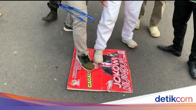 The Moment A Number of 212 Masses Refused to Disband, Had Stepped on Jokowi’s Poster