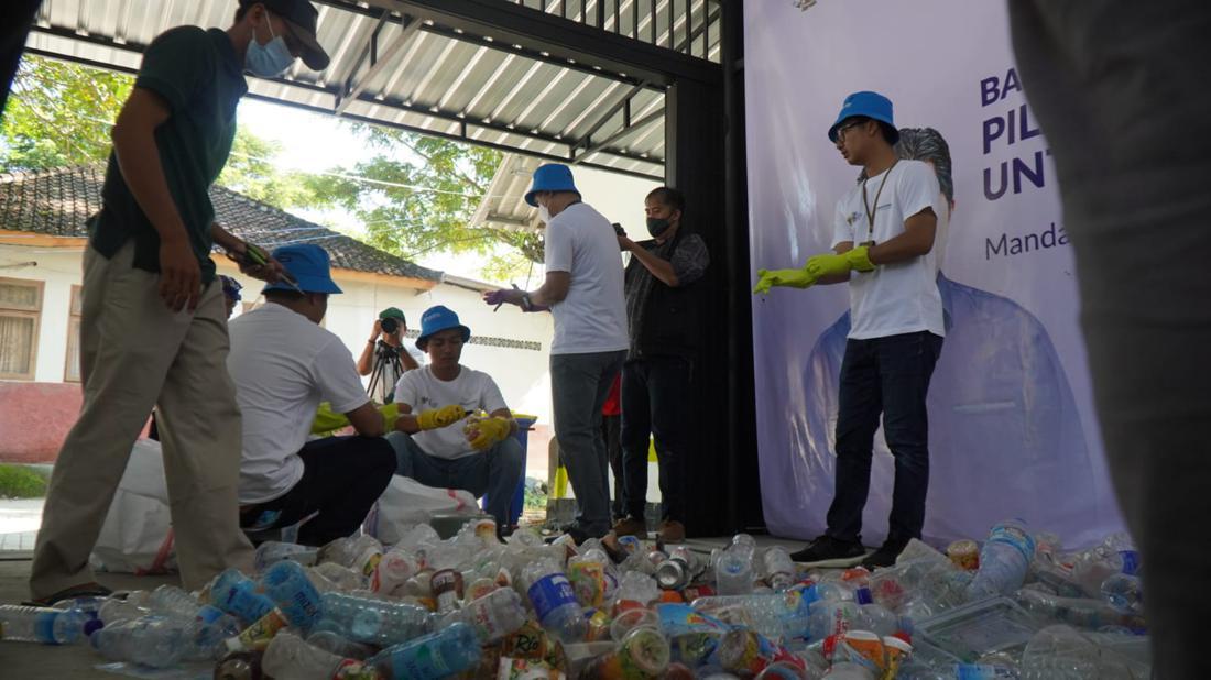 Pilah Sampah, Pegadaian Ikut Sukseskan Program Bakti BUMN Di Mandalika