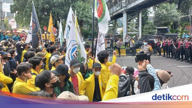 The demonstration heats up, the mass of BEM SI at the Statue of a Horse Pushing Barbed Wire