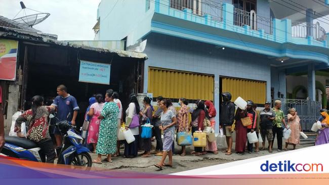 Pedagang Makanan dan Gorengan Serbu Toko Minyak Goreng Curah di Blitar
