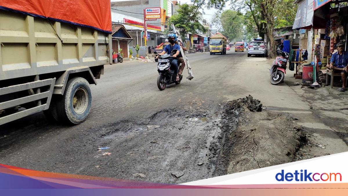 Pemprov Sebut Ada 200 Km Jalan Rusak Berat di Lebak Banten