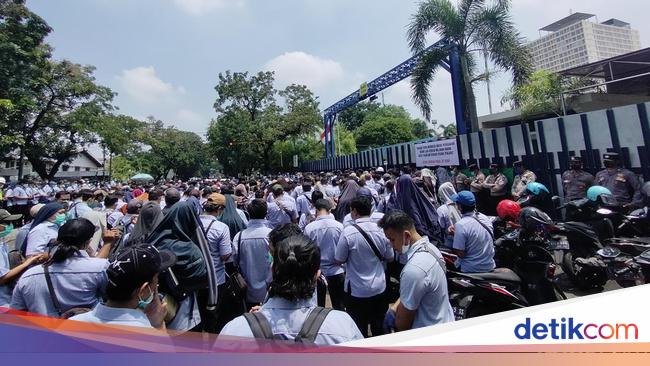 Masses of Demo Workers Dismissed Unilaterally, PT Unilever Opens Voice