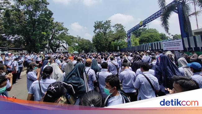 Unilaterally laid off, hundreds of Surabaya workers hold demonstrations in front of factories