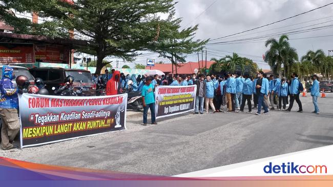 Puluhan Mahasiswa Datangi Pn Pekanbaru Kawal Vonis Dekan Fisip Unri