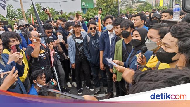 Students Threaten Big Demonstration If Issues Continue to Extend President’s Term