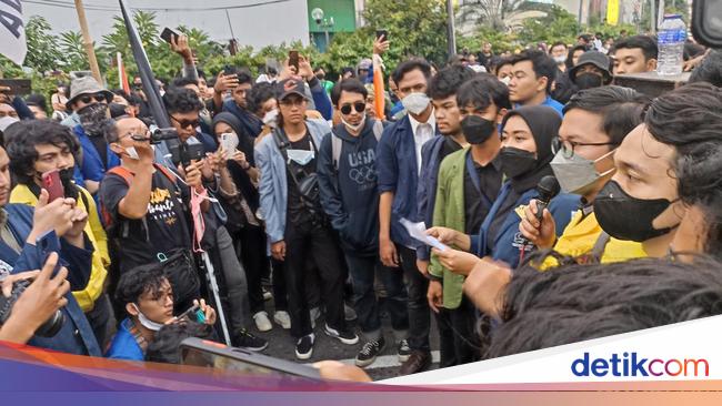 Mahasiswa Ancam Demo Besar Jika Isu Perpanjang Masa Jabatan Presiden Lanjut Mahasiswa Ancam Demo Besar Jika Isu Perpanjang Masa Jabatan Presiden Lanjut