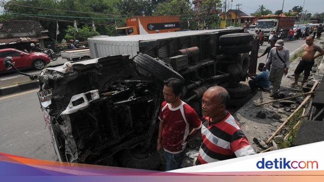 4 Mobil Terlibat Kecelakaan Di Jalan Solo Jogja
