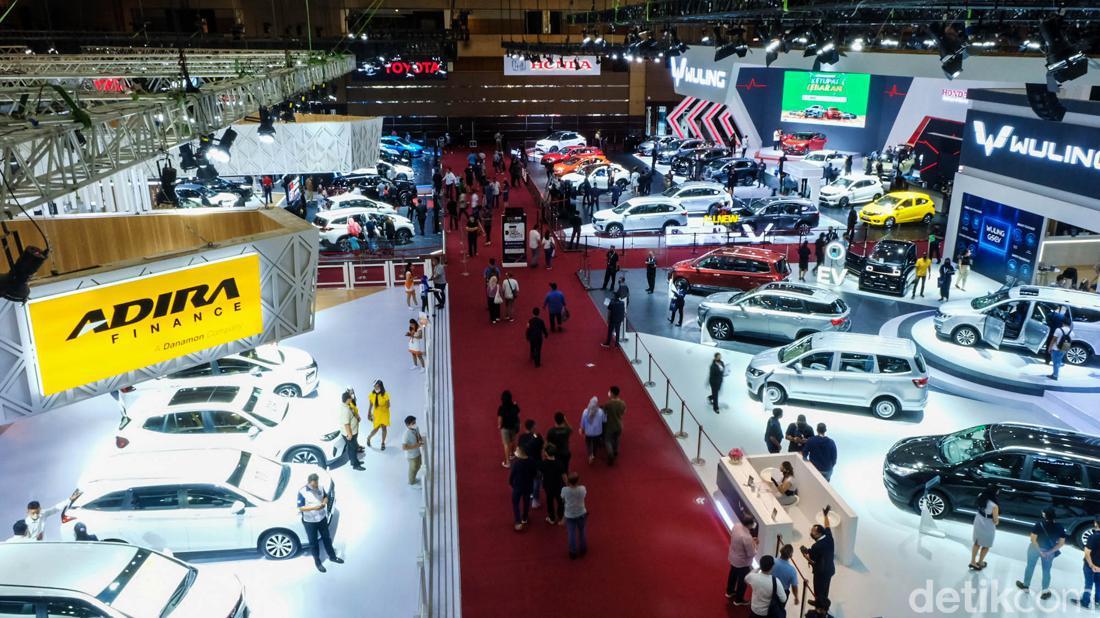 Penjualan Mobil di Indonesia Anjlok Parah di Paruh Pertama 2025: Mengapa Orang Kaya Pun Menunda Beli?