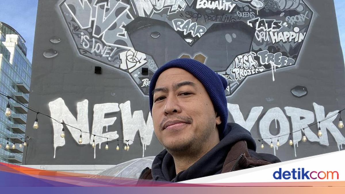 Sanksi adat berupa denda uang sebesar Rp 2 Miliar, 48 kerbau dan 48 babi dijatuhkan lembaga Tongkonan Adat Sang Torayan (TAST) pada komika Pandji Pragiwaksono.