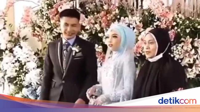 Bukan Pakai Kebaya atau Gamis, Emak-emak Viral Pakai Daster di Acara